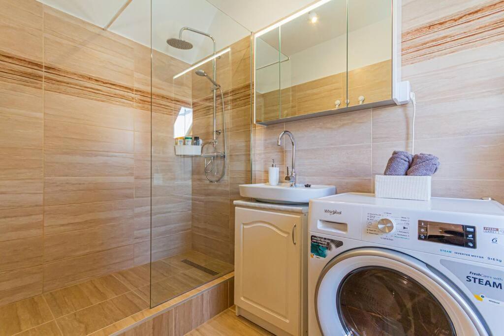 Roomy Apartment 80Sqm At City Center Free Parking Space, Ac & Balcony Budapest Eksteriør billede