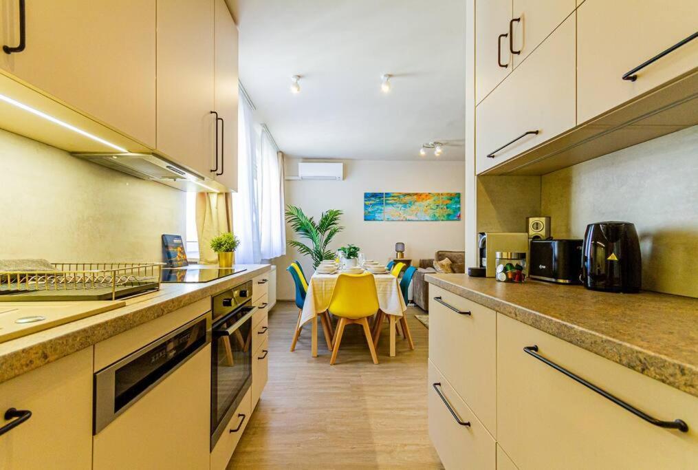 Roomy Apartment 80Sqm At City Center Free Parking Space, Ac & Balcony Budapest Eksteriør billede