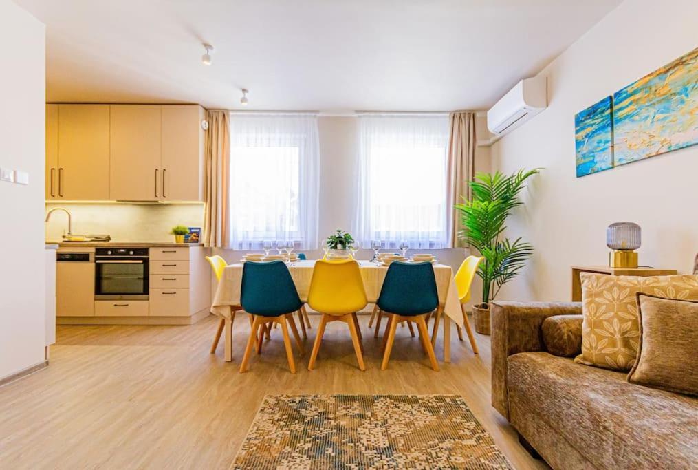 Roomy Apartment 80Sqm At City Center Free Parking Space, Ac & Balcony Budapest Eksteriør billede